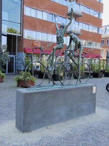 902449 Afbeelding van het op 12 augustus 2022 onthulde bronzen beeldhouwwerk 'De Tourrenners' van Jits Bakker uit 2000, ...